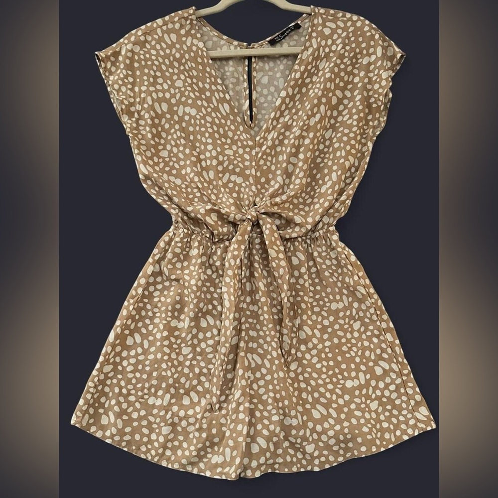 SIMPLEE Tan and white front tie romper - Picture 2 of 7
